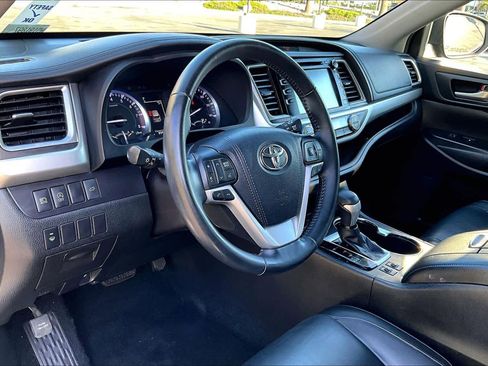 Used 2017 Toyota Highlander XLE image 17