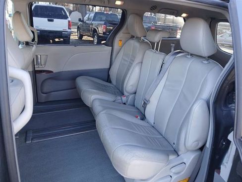 Used 2014 Toyota Sienna XLE image 10