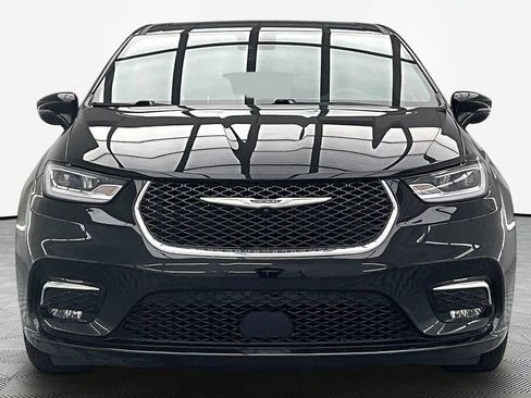Used 2025 Chrysler Pacifica Select FWD image 3