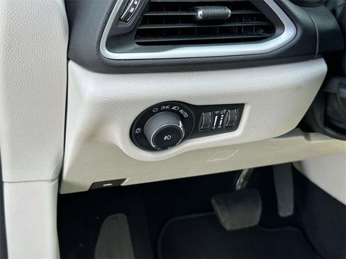 Used 2024 Chrysler Pacifica Touring-L image 19