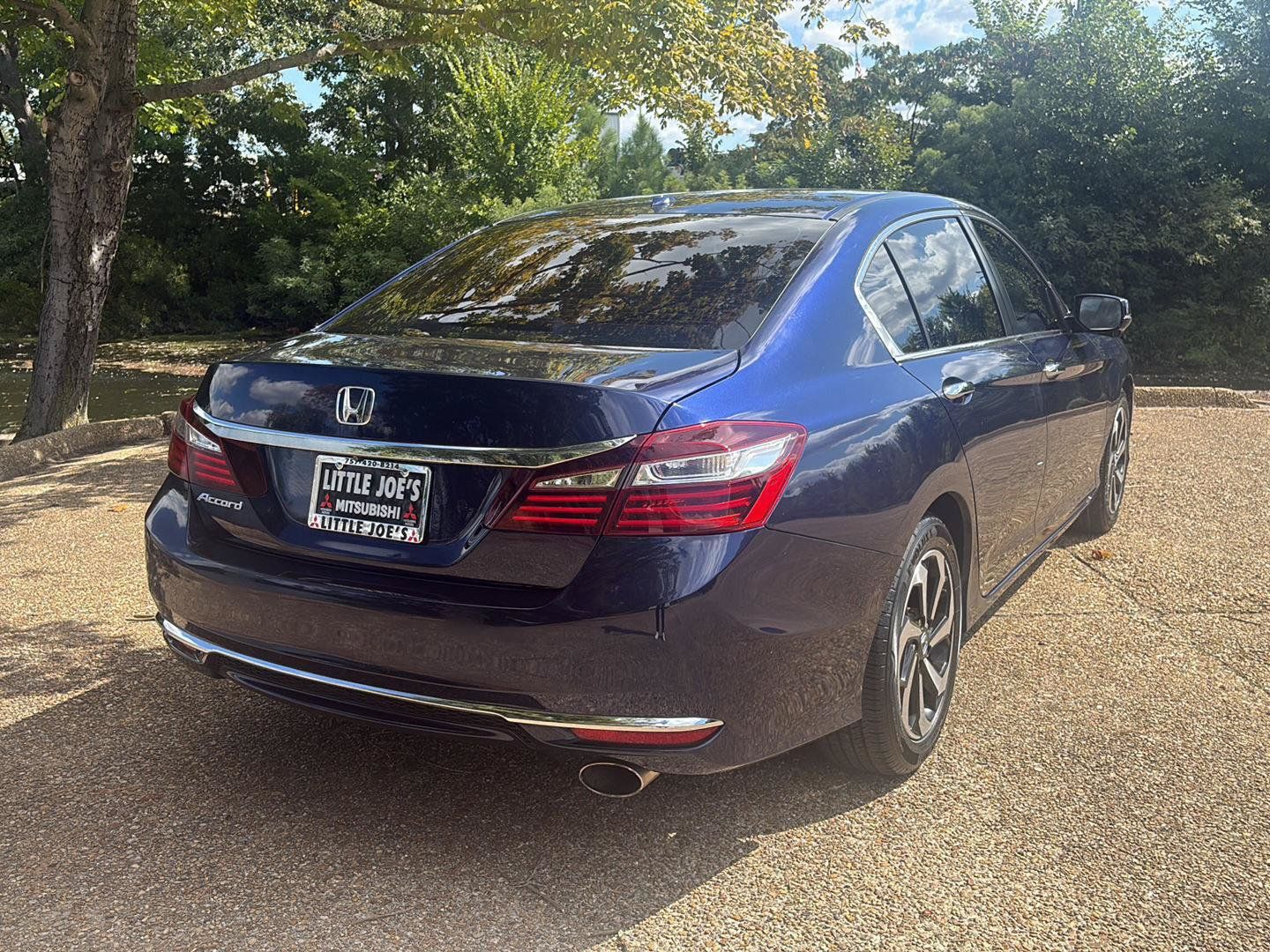 Used 2017 Honda Accord EX image 4