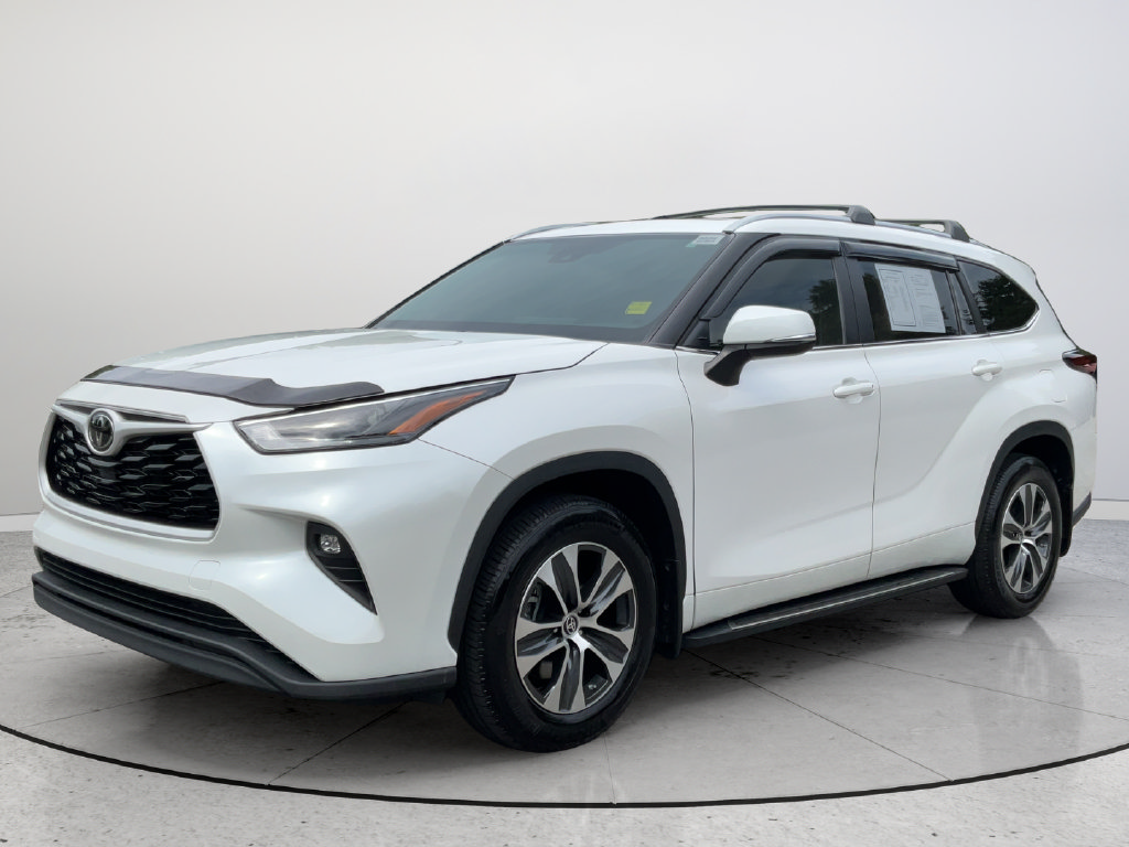 Used 2024 Toyota Highlander XLE FWD image 4