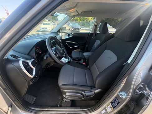 Used 2025 Kia Soul LX w/ LX Technology Package FWD image 24