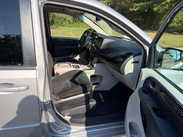 Used 2016 Dodge Grand Caravan SXT w/ UConnect Hands-Free Group FWD image 22