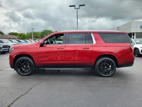 Used 2024 Chevrolet Suburban LT w/ Luxury Package AWD/4WD image 7