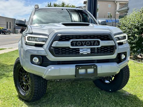 Used 2021 Toyota Tacoma TRD Sport w/ Technology Package AWD/4WD image 4