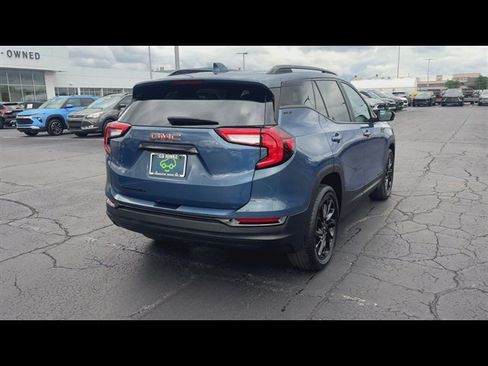 Used 2024 GMC Terrain SLE w/ Driver Convenience Package FWD image 8
