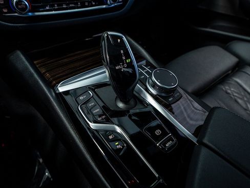 Used 2023 BMW 530e xDrive image 52