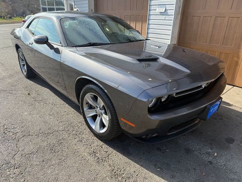 Used 2016 Dodge Challenger SXT image 1