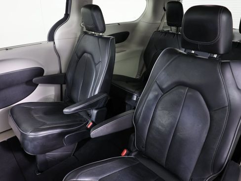 Used 2019 Chrysler Pacifica Limited image 11