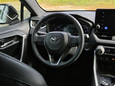 Used 2024 Toyota RAV4 XSE AWD/4WD image 17