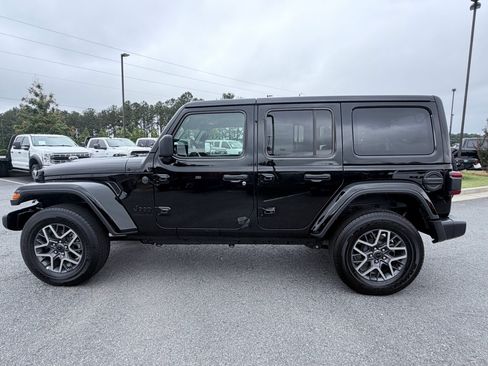 Used 2026 Jeep Wrangler Unlimited Sahara AWD/4WD image 5