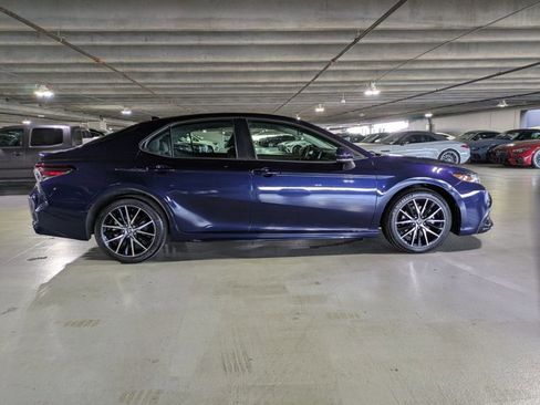 Used 2022 Toyota Camry SE image 4