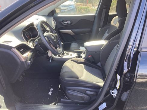 Used 2017 Jeep Cherokee Sport image 5