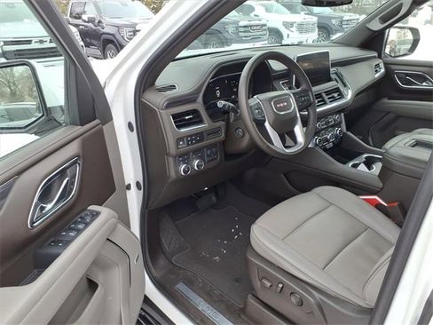 Used 2024 GMC Yukon XL SLT w/ SLT Premium Package image 10