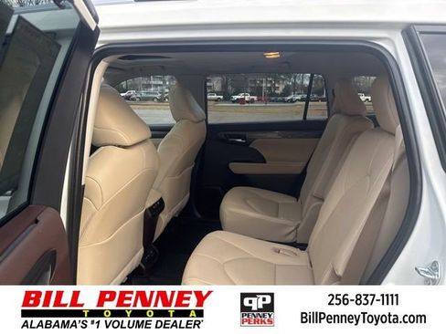 Used 2021 Toyota Highlander Limited image 19