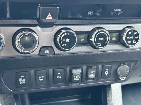 Used 2018 Toyota Tacoma TRD Sport image 21