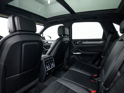 Certified 2023 Porsche Cayenne Turbo AWD/4WD image 24
