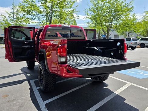 Used 2018 Toyota Tacoma TRD Off-Road w/ Technology Package AWD/4WD image 27
