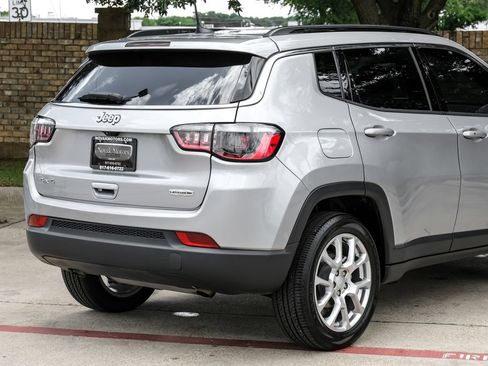 Used 2023 Jeep Compass Latitude AWD/4WD image 16