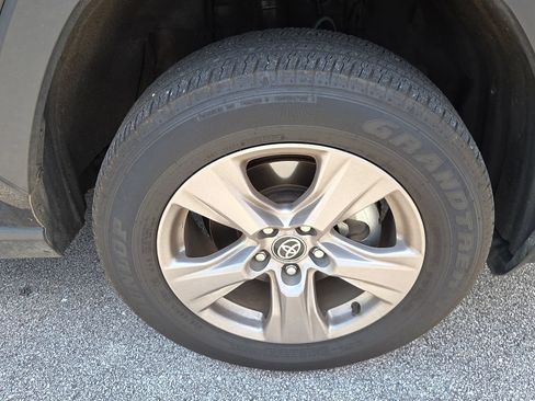 Used 2025 Toyota RAV4 XLE AWD/4WD image 3