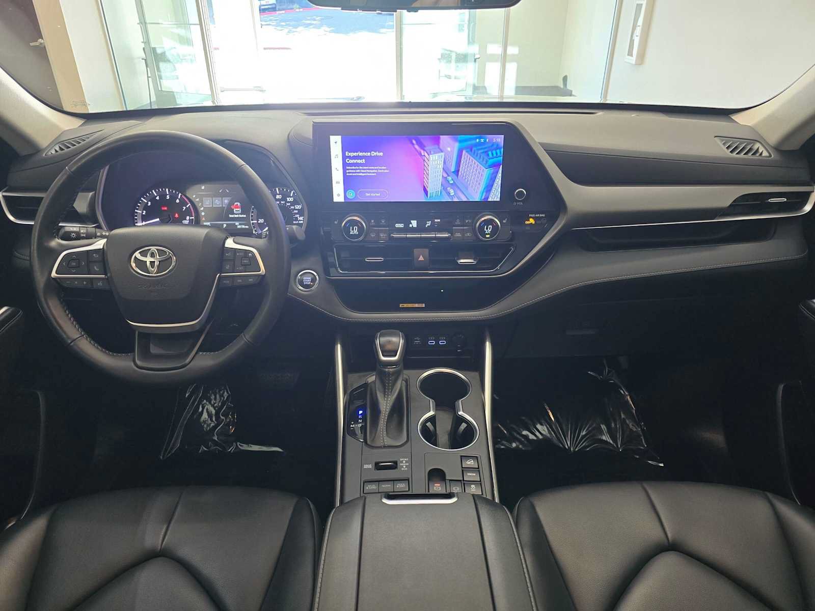 Used 2023 Toyota Highlander XLE AWD/4WD image 10