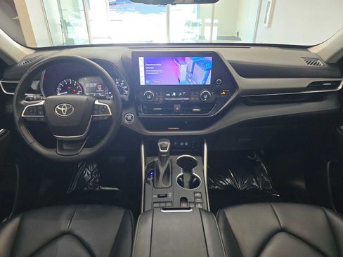 Used 2023 Toyota Highlander XLE AWD/4WD image 10