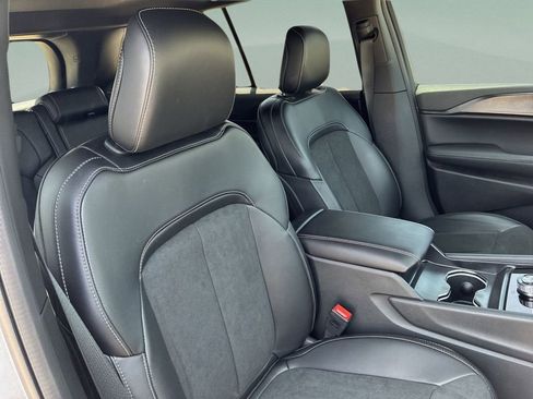 New 2025 Jeep Grand Cherokee Altitude RWD image 19