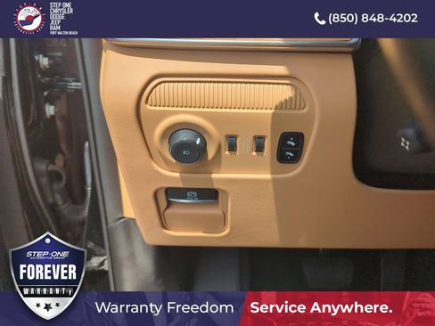 Used 2023 Jeep Grand Wagoneer Series III AWD/4WD image 19