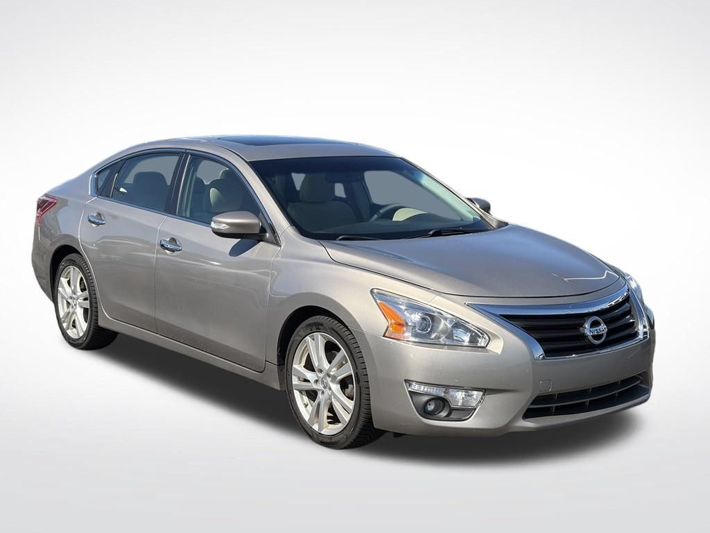 Used 2013 Nissan Altima 3.5 SV w/ Navigation Pkg FWD image 2