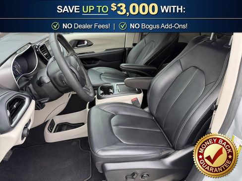 Used 2024 Chrysler Pacifica Touring-L image 14