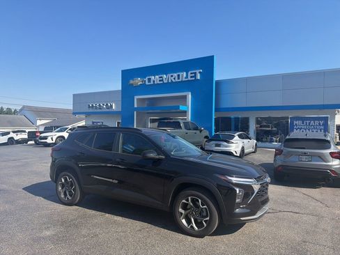 Used 2024 Chevrolet Trax LT w/ LT Convenience Package FWD image 1