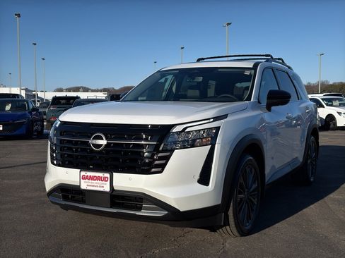 New 2026 Nissan Pathfinder SL image 2