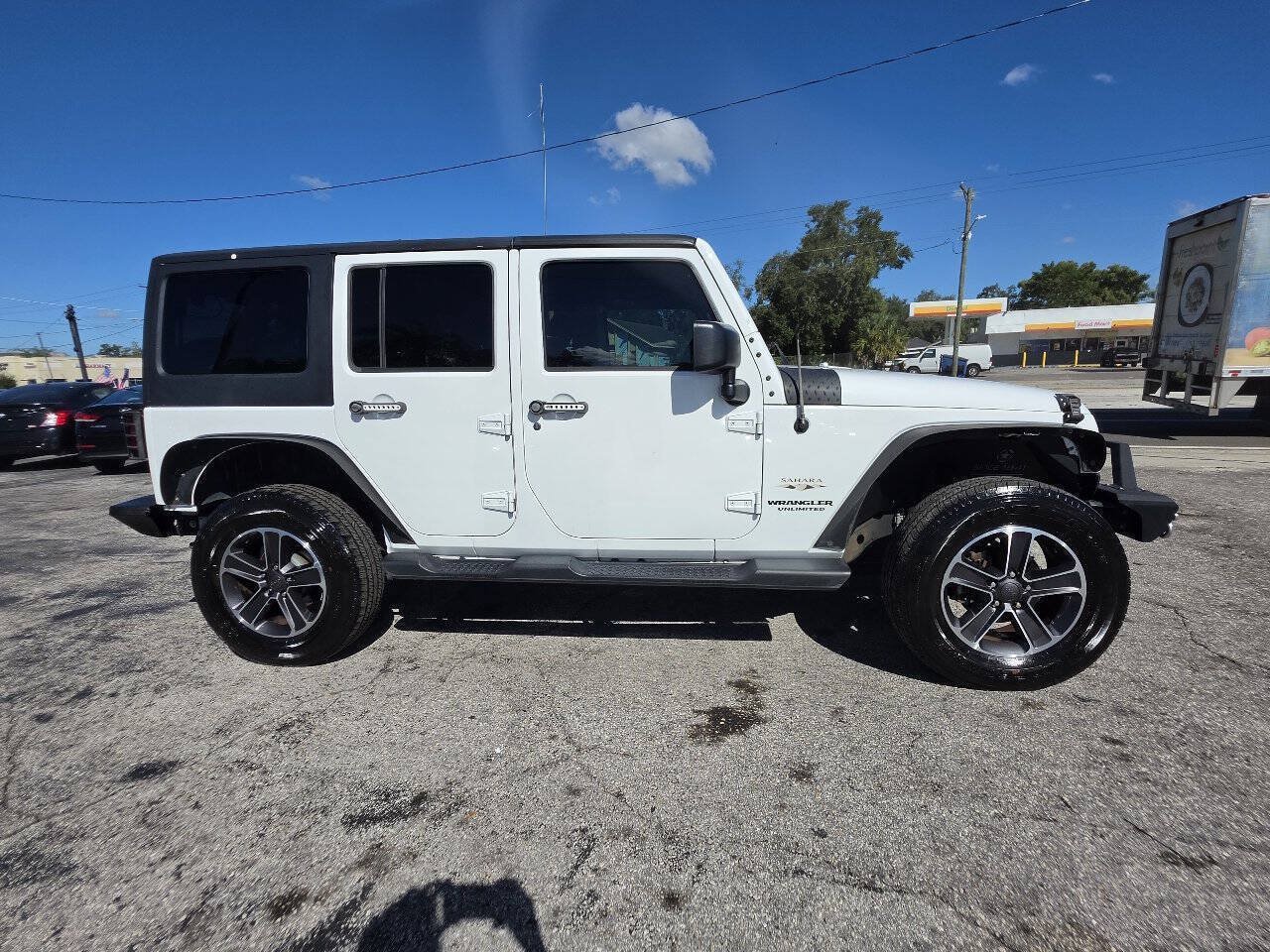 Used 2016 Jeep Wrangler Unlimited Sahara w/ Connectivity Group AWD/4WD image 6