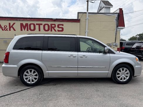 Used 2012 Chrysler Town & Country Touring-L w/ Entertainment Group #2 FWD image 9