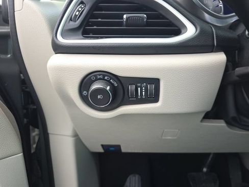 Used 2023 Chrysler Pacifica Touring-L FWD image 17