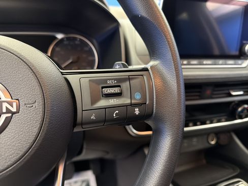 Used 2023 Nissan Rogue SV image 17