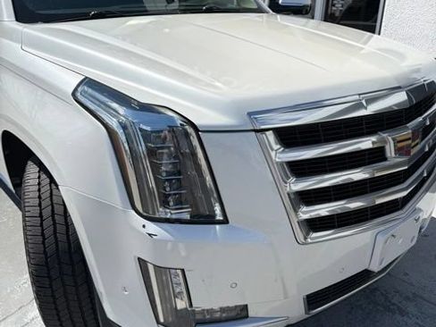 Used 2019 Cadillac Escalade Premium Luxury AWD/4WD image 13