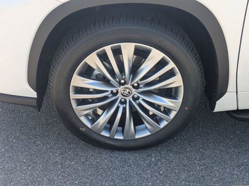 Used 2022 Toyota Highlander Platinum image 12