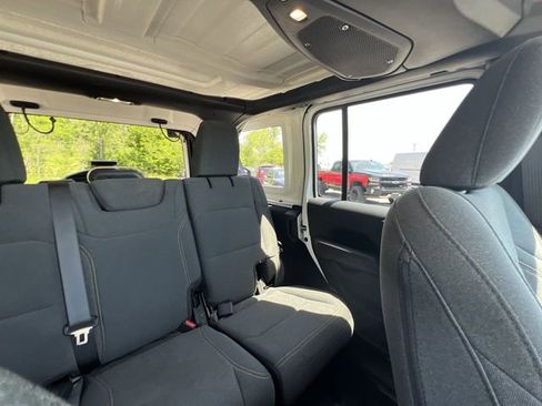 Used 2025 Jeep Wrangler Unlimited Sahara AWD/4WD image 15