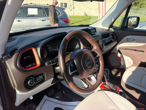 Used 2015 Jeep Renegade Latitude FWD image 12