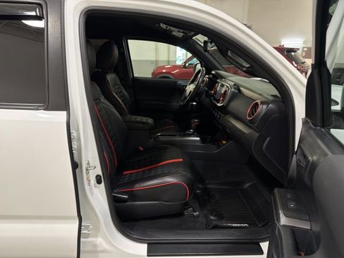 Used 2019 Toyota Tacoma TRD Off-Road w/ Technology Package AWD/4WD image 36