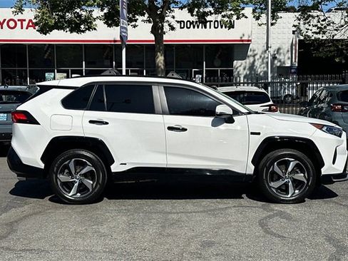 Used 2021 Toyota RAV4 SE image 3