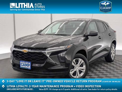 Used 2025 Chevrolet Trax LS image 1