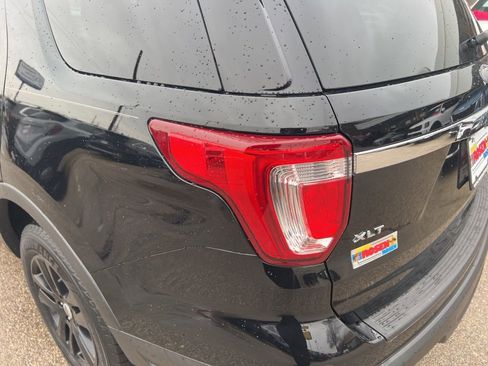 Used 2018 Ford Explorer XLT image 34