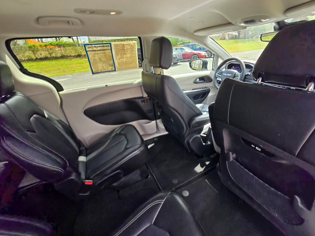 Used 2024 Chrysler Pacifica Touring-L FWD image 24
