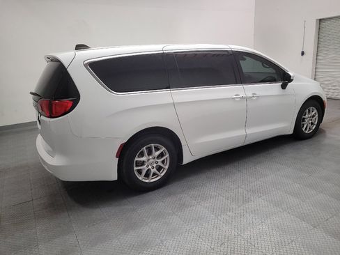 Used 2023 Chrysler Voyager LX FWD image 10