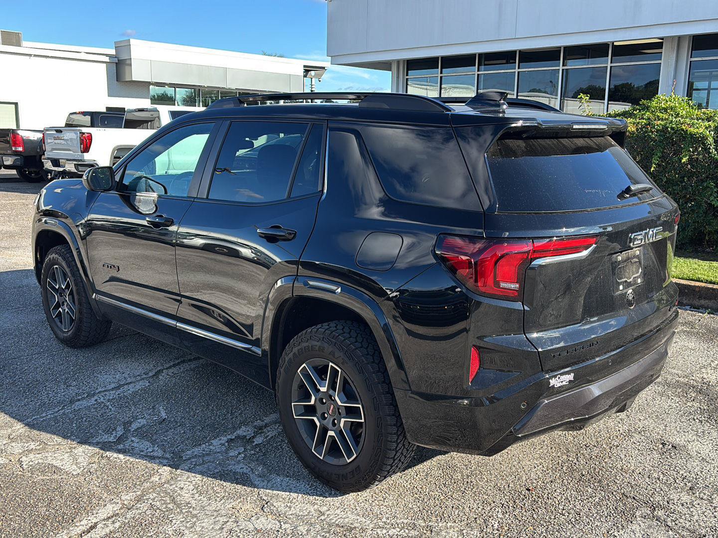 Used 2026 GMC Terrain AT4 w/ LPO, Black Badging Package AWD/4WD image 5