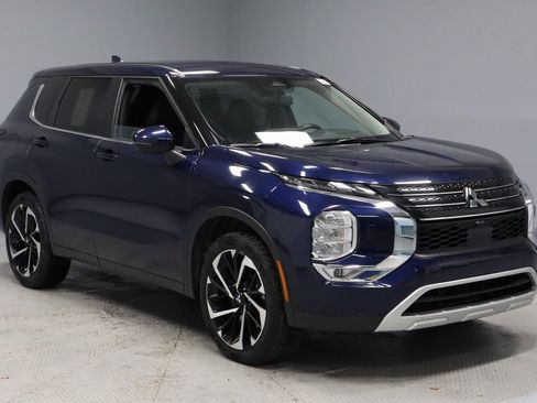 Used 2024 Mitsubishi Outlander SE image 1