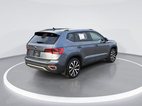 Certified 2023 Volkswagen Taos SE image 3